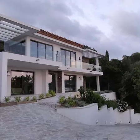 بيت للعطل Lou Roucaou